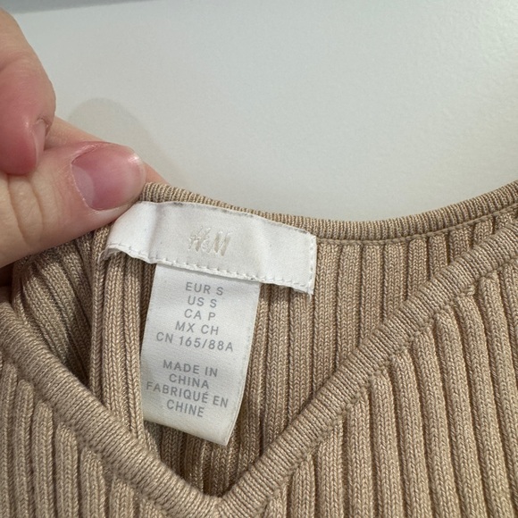 H&M women’s Beige Ribbed cropped tank - Picture 2 of 2